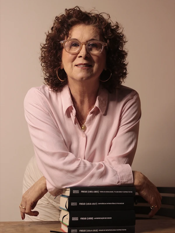 Margareth do Rocio Tomio Maldonado com livros de psicanálise